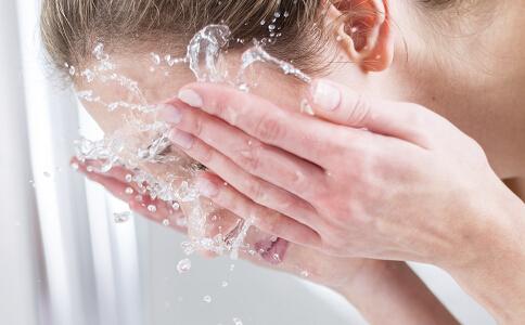 Los beneficios de lavarse la cara con jabones