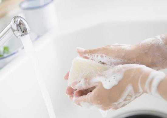 Por qué debería lavarse las manos con jabón?