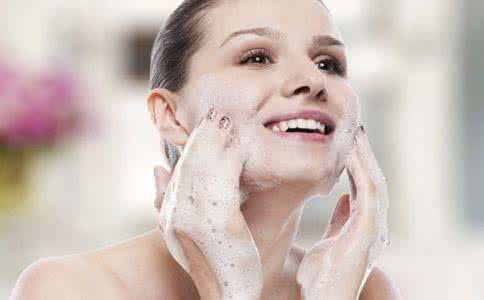 Será mejor que uses jabón limpiador para lavarte la cara