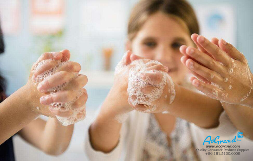 Lávese las manos con jabón y lejos del virus
